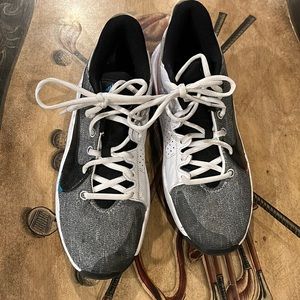 Nike  Giannis Zoom Freak 2 Size   7 Y